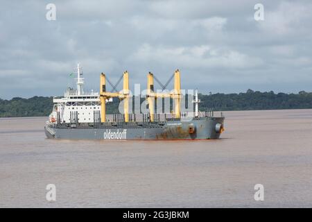 Nave da carico generale, Elsa Oldendorff, vela sul fiume Amazzonia, Santarem, con foresta pluviale tropicale sullo sfondo Foto Stock