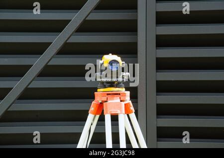 Rilevamento di apparecchiature di misurazione a livello di trasporto su treppiede in un edificio di costruzione Foto Stock
