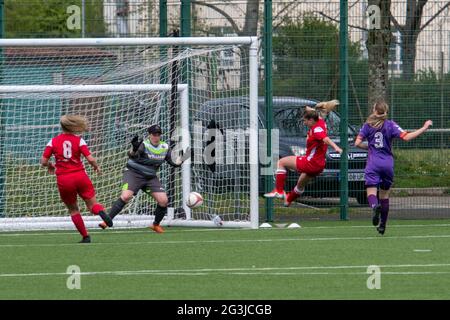 Ystrad Mynach, Galles 16 maggio 2021. Orchard Welsh Premier Women's League match tra Cascade Youth Club Ladies e Abergavenny Women. Foto Stock