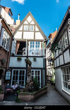 Brema, Germania - 19 agosto 2019: Vecchie case a Schnoor o Schnoorviertel, quartiere medievale con negozi e ristoranti a Brema, Germania Foto Stock