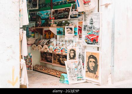 Piccolo mercato d'arte per le strade dell'Avana a Cuba Foto Stock