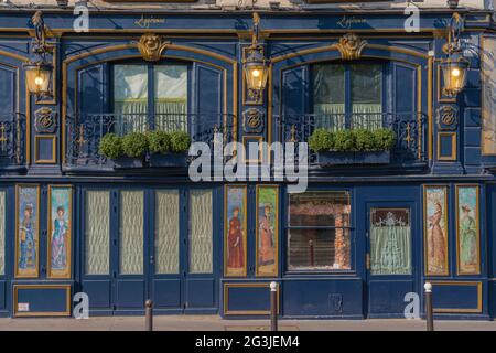 Parigi, Francia - 05 02 2021: Facciata del negozio di Laperouse Galande lungo quai de Seine Foto Stock