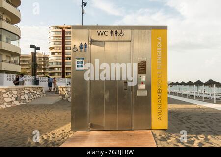 Wc pubblico cabina sulla spiaggia, Fuengirola, Costa del Sol, Spagna meridionale Foto Stock