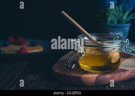 Miele pentola al mattino con frittelle e frutta Foto Stock