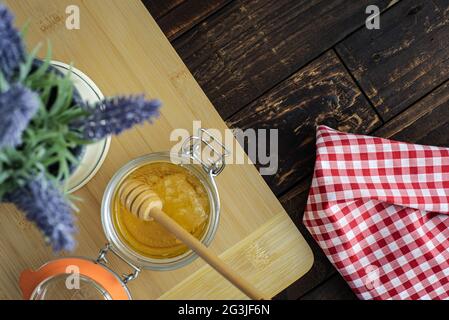 Vaso di Miele su un tavolo rustico con Lavanda Foto Stock