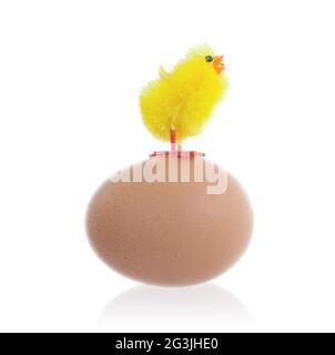 Pulcini di Pasqua che circondano un uovo grande Foto Stock