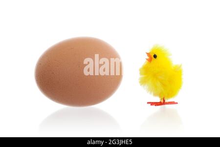 Pulcini di Pasqua che circondano un uovo grande Foto Stock