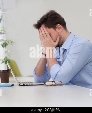 Maschio triste freelancer Foto Stock