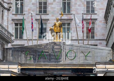 LONDRA, REGNO UNITO - 20 MAGGIO 2021: L'hotel Savoy nel centro di Londra Foto Stock