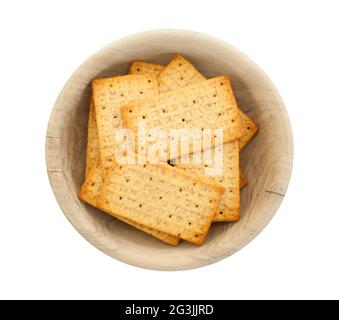 Cracker semplici in una ciotola di legno Foto Stock