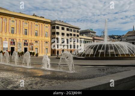Vista di Piazza De Ferrari, la piazza principale di Genova, con le fontane gorgoglianti e Palazzo Ducale antico sullo sfondo, Liguria, Italia Foto Stock