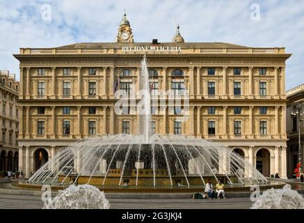 Vista su Piazza De Ferrari, la piazza principale di Genova, con la fontana e il Palazzo della Regione Liguria sullo sfondo, Italia Foto Stock