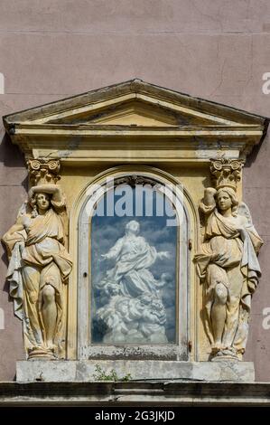 Primo piano del tabernacolo a muro dedicato alla Madonna Assunta in via di porta Soprana, Genova, Liguria, Italia Foto Stock