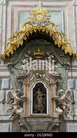 Primo piano del Santuario votivo dedicato alla Madonna Assunta alle spalle di Palazzo San Giorgio (secoli 13-XVI), Genova, Liguria, Italia Foto Stock