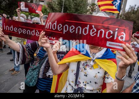 Barcellona, Spagna. 16 Giugno 2021. I manifestanti pro-indipendenza tengono cartelli durante la dimostrazione.i manifestanti pro-indipendenza della Catalogna hanno protestato bruciando un grande ritratto di Re Felipe VI in occasione della presenza del monarca a Barcellona per un incontro con uomini d'affari. Credit: SOPA Images Limited/Alamy Live News Foto Stock