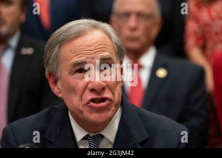 Austin, Texas, USA, 16 2021 giugno: Texas Gov. GREG ABBOTT annuncia una campagna per costruire un muro di confine meridionale con il Messico utilizzando una combinazione di fondi statali e privati. Abbott ha espresso frustrazione per l'arresto della costruzione del muro da parte del presidente Biden, che secondo lui ha provocato l'esplosione dei numeri delle migrazioni al confine. Credit: Bob Daemmrich/Alamy Live News Foto Stock