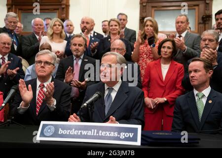 Austin, Texas, USA, giugno 16 2021: Leader del Texas tra cui Gov. GREG ABBOTT (c) e Lt. Gov. DAN PATRICK (l) annuncia una campagna per costruire un muro di confine meridionale con il Messico utilizzando una combinazione di stato e fondi privati donati. Abbott ha espresso frustrazione per l'arresto della costruzione del muro da parte del presidente Biden, che secondo lui ha provocato l'esplosione dei numeri delle migrazioni al confine. A destra si trova l'altoparlante DADE PHELAN. Credit: Bob Daemmrich/Alamy Live News Foto Stock