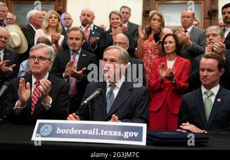 Austin, Texas, USA, giugno 16 2021: Leader del Texas tra cui Gov. GREG ABBOTT (c) e Lt. Gov. DAN PATRICK (l) annuncia una campagna per costruire un muro di confine meridionale con il Messico utilizzando una combinazione di stato e fondi privati donati. Abbott ha espresso frustrazione per l'arresto della costruzione del muro da parte del presidente Biden, che secondo lui ha provocato l'esplosione dei numeri delle migrazioni al confine. A destra si trova l'altoparlante DADE PHELAN. Credit: Bob Daemmrich/Alamy Live News Foto Stock