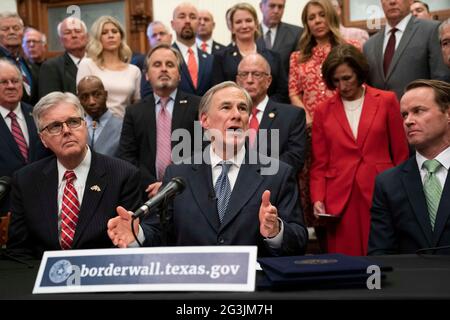 Austin, Texas, USA, giugno 16 2021: Leader del Texas tra cui Gov. GREG ABBOTT (c) e Lt. Gov. DAN PATRICK (l) annuncia una campagna per costruire un muro di confine meridionale con il Messico utilizzando una combinazione di stato e fondi privati donati. Abbott ha espresso frustrazione per l'arresto della costruzione del muro da parte del presidente Biden, che secondo lui ha provocato l'esplosione dei numeri delle migrazioni al confine. A destra si trova l'altoparlante DADE PHELAN. Credit: Bob Daemmrich/Alamy Live News Foto Stock