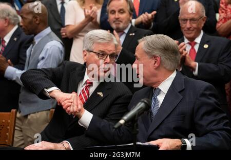 Leader del Texas, tra cui Gov. GREG ABBOTT (c) e Lt. Gov. DAM PATRICK (l) annuncia una campagna per costruire un muro di confine meridionale con il Messico utilizzando una combinazione di stato e fondi privati donati. Abbott ha espresso frustrazione per l'arresto della costruzione del muro da parte del presidente Biden, che secondo lui ha provocato l'esplosione dei numeri delle migrazioni al confine. Credit: Bob Daemmrich/Alamy Live News Foto Stock
