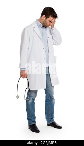 Medico con uno stetoscopio che cerca di fornire cattive notizie Foto Stock