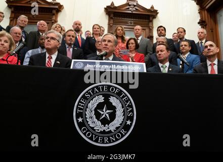 Austin, Texas, Stati Uniti. 16 Giugno 2021. Leader del Texas, tra cui Gov. GREG ABBOTT (c) e Lt. Gov. DAM PATRICK (l) annuncia una campagna per costruire un muro di confine meridionale con il Messico utilizzando una combinazione di stato e fondi privati donati. Abbott ha espresso frustrazione per l'arresto della costruzione del muro da parte del presidente Biden, che secondo lui ha provocato l'esplosione dei numeri delle migrazioni al confine. Credit: Bob Daemmrich/ZUMA Wire/Alamy Live News Foto Stock