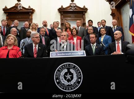 Austin, Texas, Stati Uniti. 16 Giugno 2021. Leader del Texas, tra cui Gov. GREG ABBOTT (c) e Lt. Gov. DAM PATRICK (l) annuncia una campagna per costruire un muro di confine meridionale con il Messico utilizzando una combinazione di stato e fondi privati donati. Abbott ha espresso frustrazione per l'arresto della costruzione del muro da parte del presidente Biden, che secondo lui ha provocato l'esplosione dei numeri delle migrazioni al confine. Credit: Bob Daemmrich/ZUMA Wire/Alamy Live News Foto Stock
