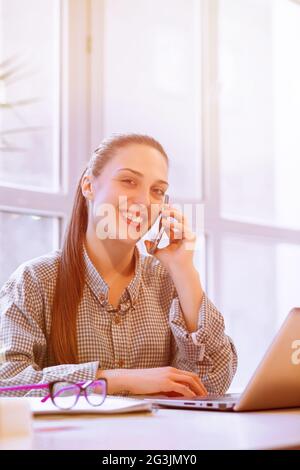 Libero professionista usando il telefono Foto Stock