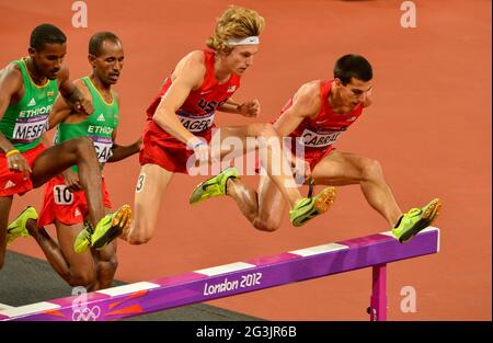 LONDRA, INGHILTERRA - 5 AGOSTO, Afewerk Mesfin di Etiopia, Evan Jager e Donald Cabral degli Stati Uniti nella finale della Mens 3000m steeplechase durante la sessione serale di atletica allo Stadio Olimpico il 5 agosto 2012 a Londra, Inghilterra Foto di Roger Sedres / Gallo Images Foto Stock