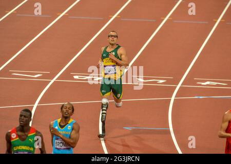 LONDRA, INGHILTERRA - 5 AGOSTO, Oscar Pistorius del Sud Africa nella semifinale del Mens 400m durante la sessione serale di atletica allo Stadio Olimpico il 5 agosto 2012 a Londra, Inghilterra Foto di Roger Sedres / Gallo Images Foto Stock