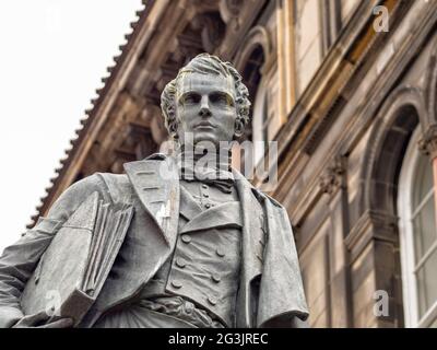 Dettaglio della statua di William Henry Playfair, Chambers Street, Edimburgo, Scozia, Regno Unito. Foto Stock