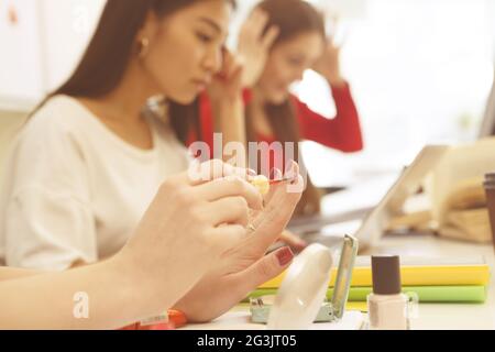 Studente facendo manicure Foto Stock