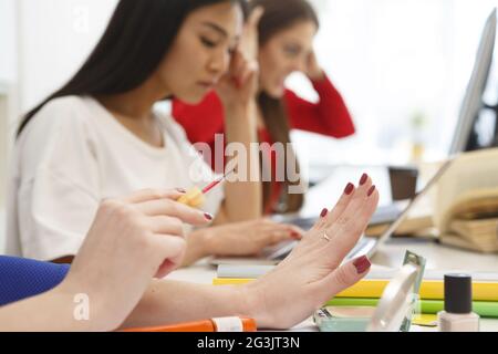 Studente facendo manicure Foto Stock