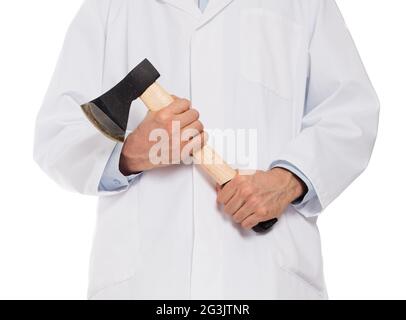 Male medic che tiene una piccola ascia Foto Stock