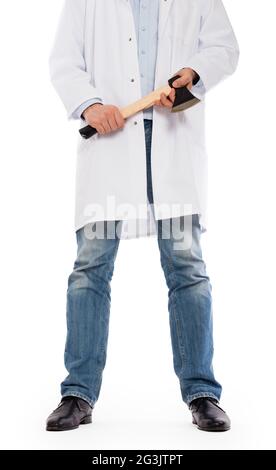 Male medic che tiene una piccola ascia Foto Stock