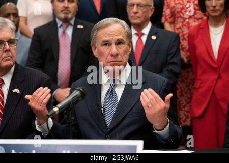 Austin, Texas, Stati Uniti. 16 Giugno 2021. Leader del Texas, tra cui Gov. GREG ABBOTT (c) e Lt. Gov. DAM PATRICK (l) annuncia una campagna per costruire un muro di confine meridionale con il Messico utilizzando una combinazione di stato e fondi privati donati. Abbott ha espresso frustrazione per il presidente Biden che ha fermato la costruzione di muri, che secondo lui ha portato all'esplosione dei numeri delle migrazioni al confine. Credit: Bob Daemmrich/ZUMA Wire/Alamy Live News Foto Stock