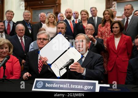 Austin, Texas, Stati Uniti. 16 Giugno 2021. Leader del Texas, tra cui Gov. GREG ABBOTT (c) e Lt. Gov. DAM PATRICK (l) annuncia una campagna per costruire un muro di confine meridionale con il Messico utilizzando una combinazione di stato e fondi privati donati. Abbott ha espresso frustrazione per il presidente Biden che ha fermato la costruzione di muri, che secondo lui ha portato all'esplosione dei numeri delle migrazioni al confine. Credit: Bob Daemmrich/ZUMA Wire/Alamy Live News Foto Stock