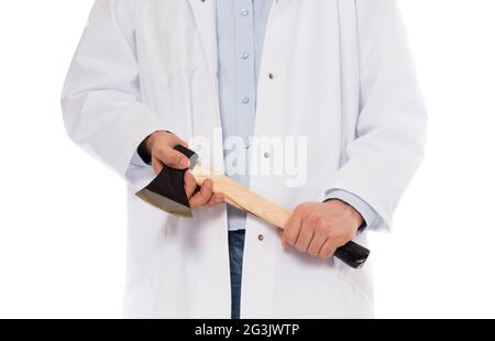 Male medic che tiene una piccola ascia Foto Stock