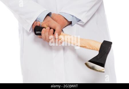 Male medic che tiene una piccola ascia Foto Stock