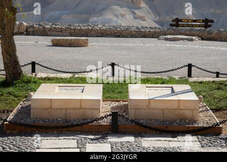 Tombe di David e Paula ben-Gurion nel Parco Nazionale della Tomba di ben-Gurion, il luogo di riposo finale del primo primo primo ministro israeliano e di sua moglie. Foto Stock