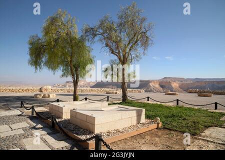 Tombe di David e Paula ben-Gurion nel Parco Nazionale della Tomba di ben-Gurion, il luogo di riposo finale del primo primo primo ministro israeliano e di sua moglie. Foto Stock