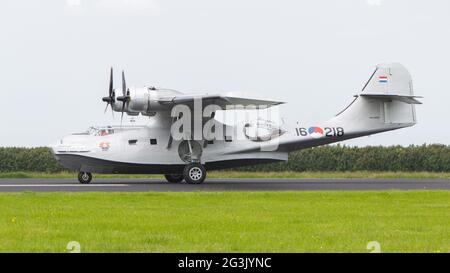 LEEUWARDEN, Paesi Bassi - 10 giugno: Consolidamento costruttiva PBY Catalina nella marina olandese colori battenti presso il Royal Netherlands Air Force giorni Foto Stock