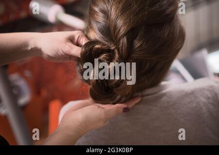 Bella Signora nel salone di parrucchiere Foto Stock