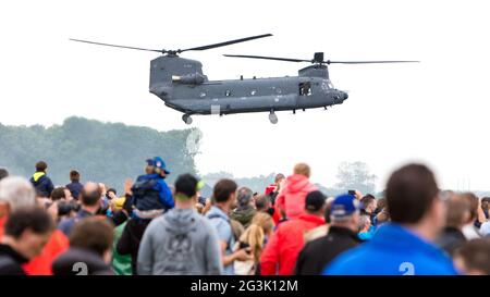 LEEUWARDEN, Paesi Bassi - 11 giugno 2016: Chinook CH-47 elicottero militare in azione durante una dimostrazione di volo il 11 giugno , 2 Foto Stock