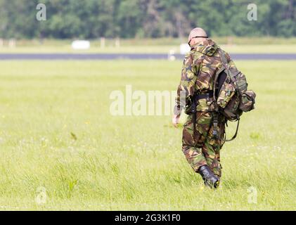 LEEUWARDEN, Paesi Bassi - 9 giugno; guardia militare a piedi la pista durante il Royal Netherlands Air Force giorni. Foto Stock