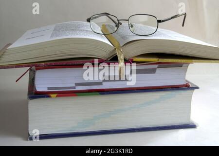 Apri il libro con uno spettacolo Foto Stock