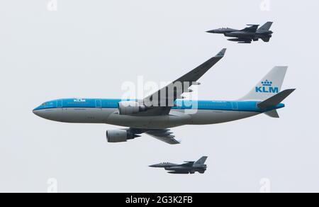 LEEUWARDEN, Paesi Bassi - 11 giugno 2016: olandese KLM Boeing scortato da due F16 jet fighter olandese della Air Force su juni 11 , 20 Foto Stock