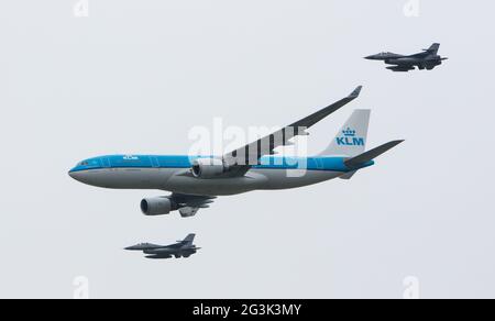 LEEUWARDEN, Paesi Bassi - 11 giugno 2016: olandese KLM Boeing scortato da due F16 jet fighter olandese della Air Force su juni 11 , 20 Foto Stock