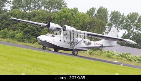 LEEUWARDEN, Paesi Bassi - 10 giugno: Consolidamento costruttiva PBY Catalina nella marina olandese colori battenti presso il Royal Netherlands Air Force giorni Foto Stock