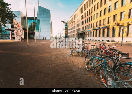 Vista di via Mannerheiminaukio a Helsinki, Finlandia. Biciclette parcheggiate sul marciapiede vicino al Museo di Arte Contemporanea Kiasma Foto Stock